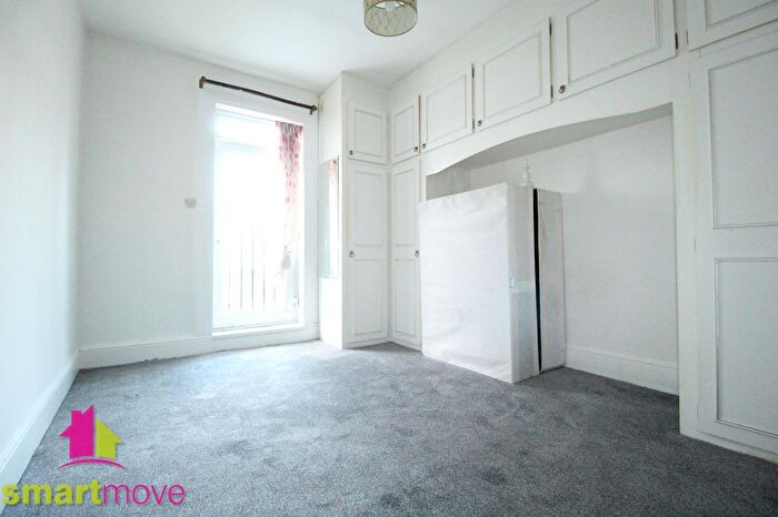 2 Bedroom Flat To Rent In Clarendon Gardens, Ilford, Essex, IG1