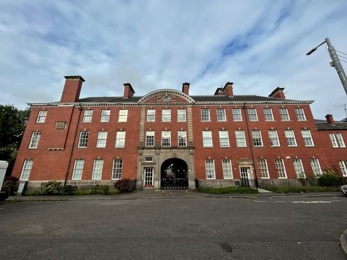 2 Bedroom Flat To Rent In Sandy Road, Patrick, G11