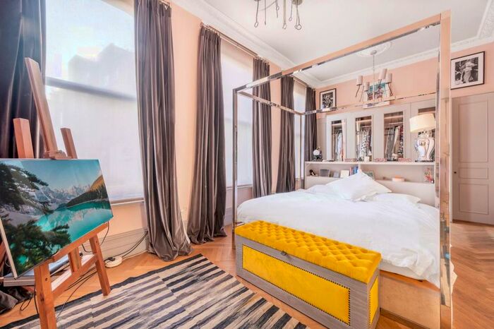 3 Bedroom Flat To Rent In Redcliffe Square, Chelsea, London, SW10