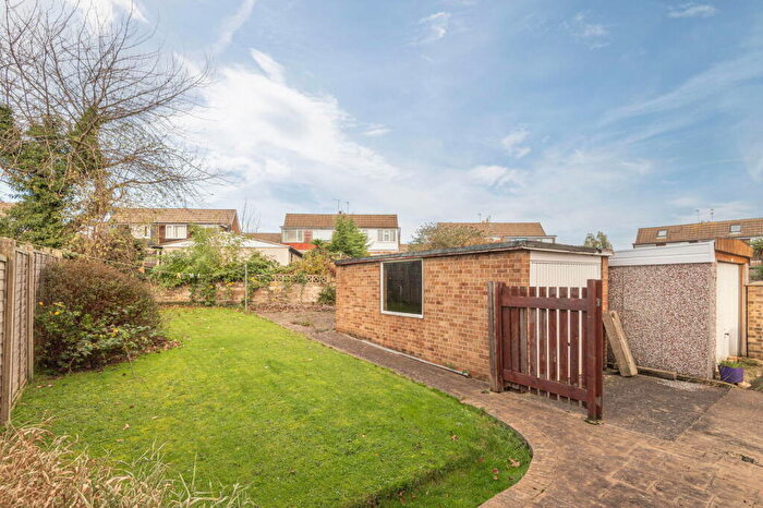 3 Bedroom Semi-Detached House For Sale In Earlswood Crescent, Kippax, Leeds, LS25