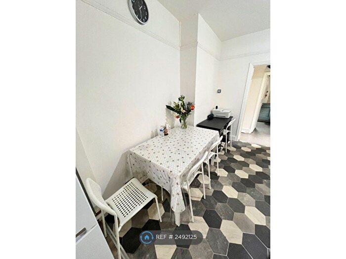 2 Bedroom Flat To Rent In Martindale Road, Hounslow, TW4