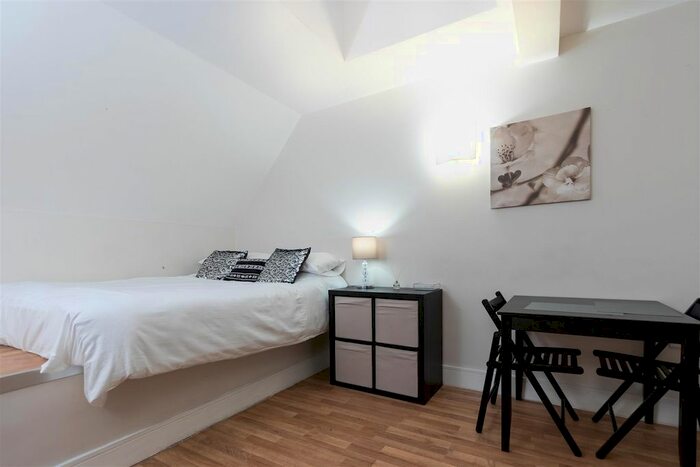Studio To Rent In Kensington High Street, Kensington, W8