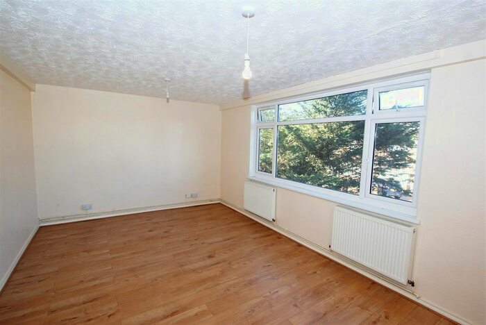 3 Bedroom Flat To Rent In Lenthall Avenue, Grays, RM17