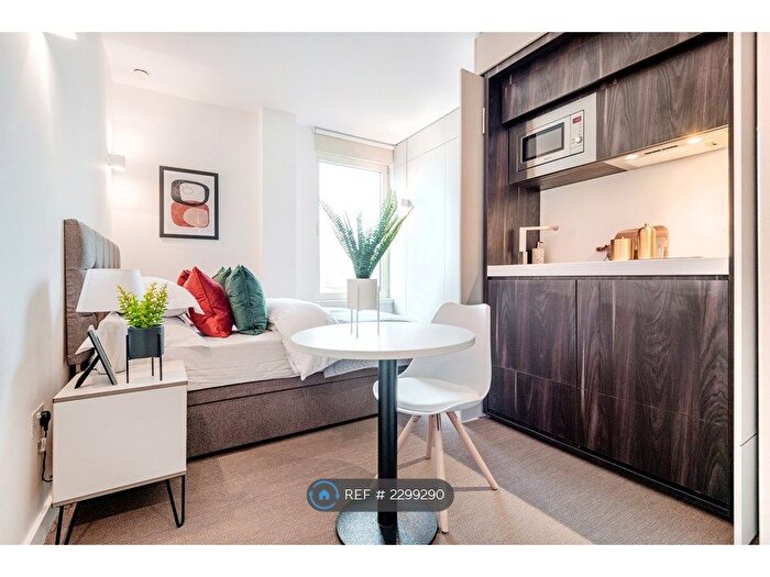 Studio To Rent In West Court, Hounslow, TW3