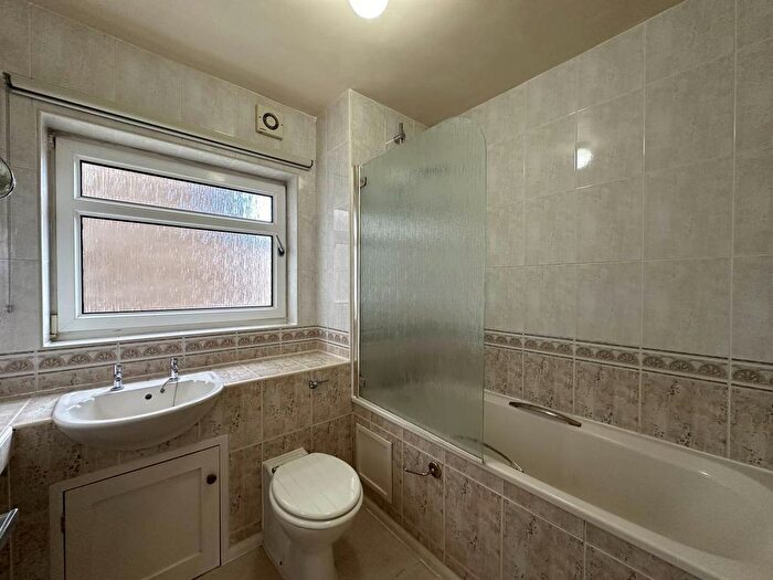 2 Bedroom Flat For Sale In Ferndale Close, Tunbridge Wells, Kent, TN2