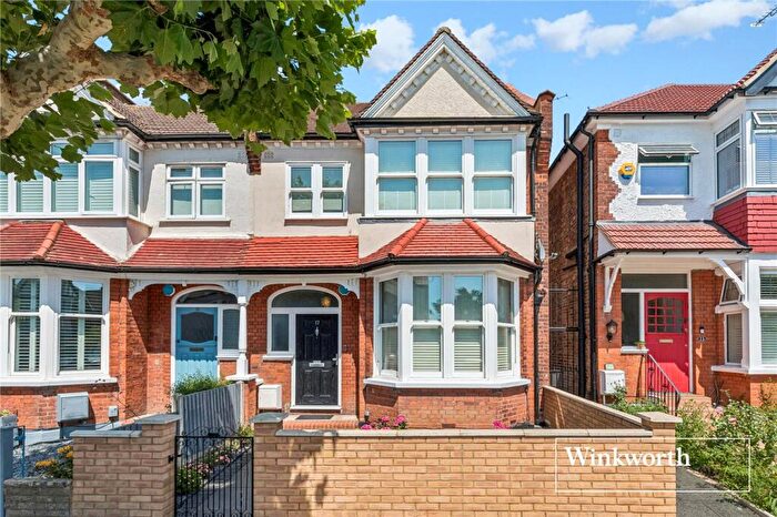 3 Bedroom Semi-Detached House For Sale In Cornwall Avenue, Finchley, London, N3