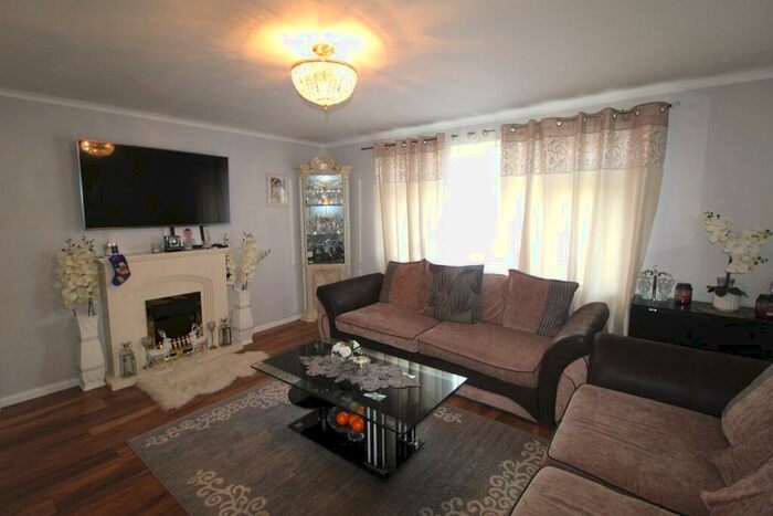 2 Bedroom Apartment To Rent In Crabtree Lane, Hemel Hempstead, Hertfordshire, HP3