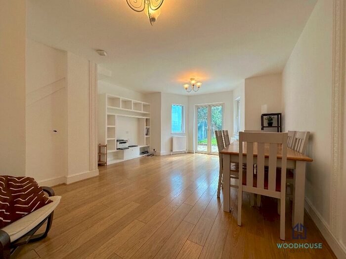 4 Bedroom House To Rent In Avenue Road, London, N12