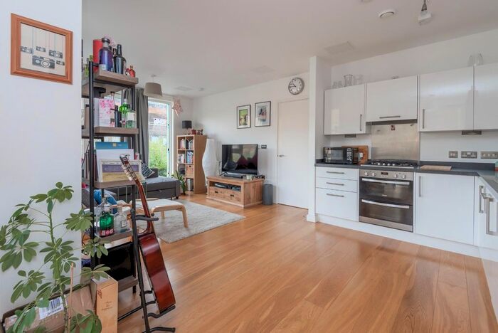 1 Bedroom Flat For Sale In Saw Mill Way, London, N16