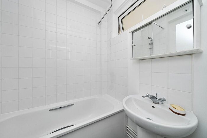 1 Bedroom Flat For Sale In Columbia Road, Shoreditch, E2