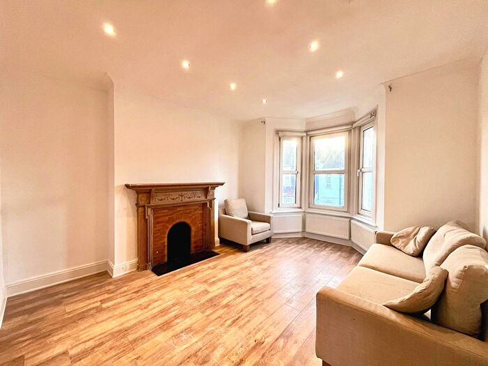 3 Bedroom Flat To Rent In Huddlestone Road, Willesden Green, NW2