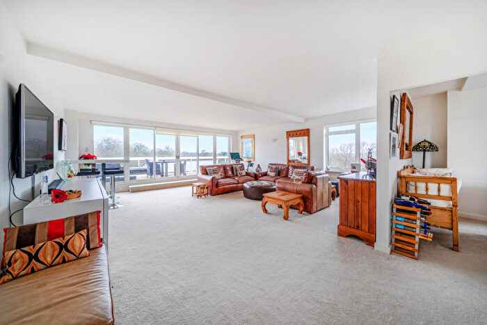 3 Bedroom Flat For Sale In Parkside, Court Downs Road, Beckenham, BR3