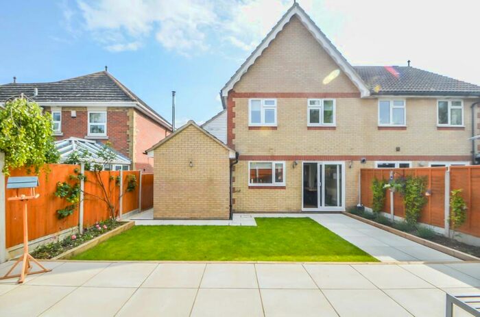 3 Bedroom Semi-Detached House For Sale In Wheatfields, Stambridge, SS4