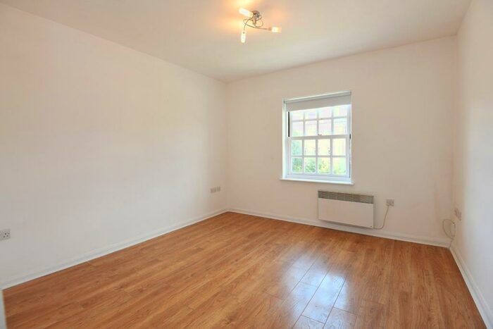 2 Bedroom Flat To Rent In Hanbury Drive, London, N21
