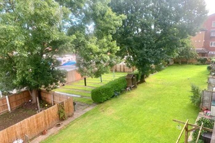 3 Bedroom Flat To Rent In Windrush Close, Solihull, B92