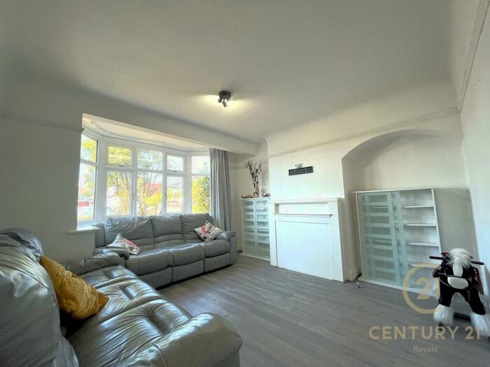 3 Bedroom Semi-Detached House To Rent In Malden Way New Malden, KT3