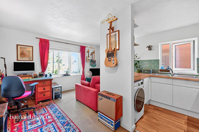 1 Bedroom Flat For Sale In Saxon Close, Surbiton, KT6