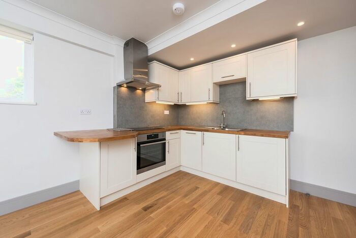 3 Bedroom Flat To Rent In Deepdene Gardens, Brixton, London, SW2