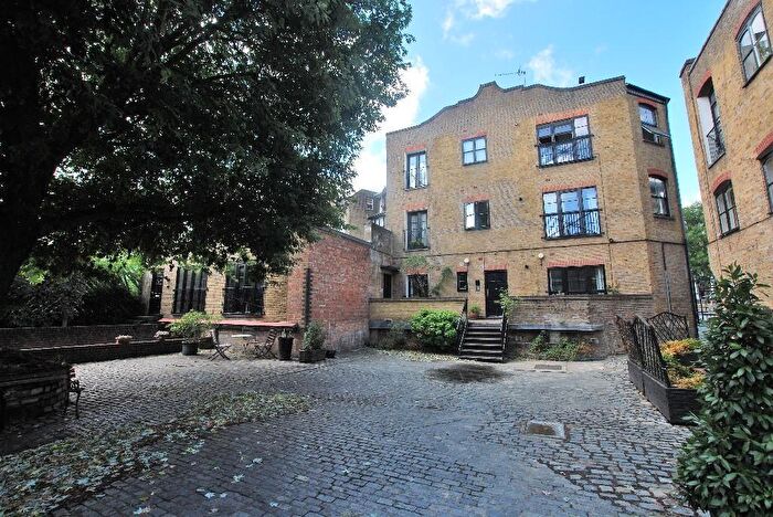 2 Bedroom Flat To Rent In Canonbury Mews, Petherton Road, Hackney, London, N5