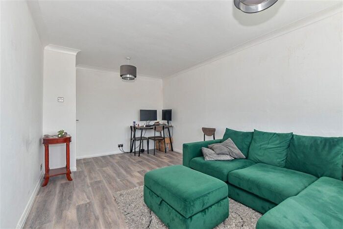 1 Bedroom Flat For Sale In Cressfield, Ashford, Kent, TN23