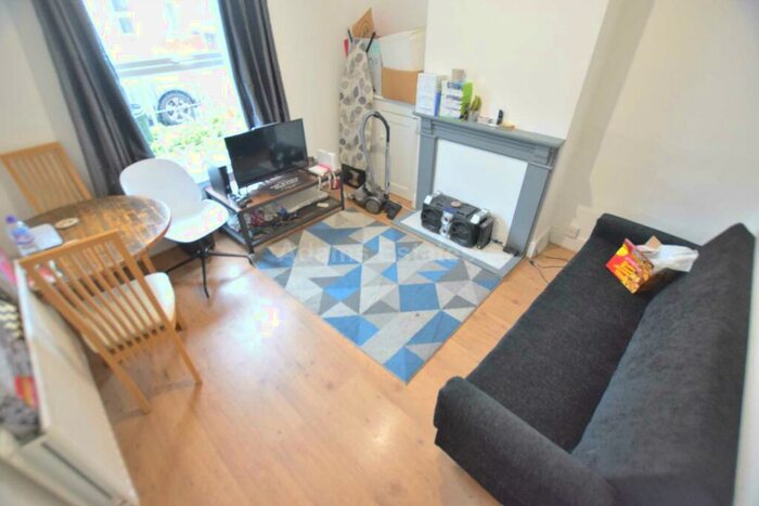 4 Bedroom Terraced House To Rent In De Beauvoir Road, Reading, RG1