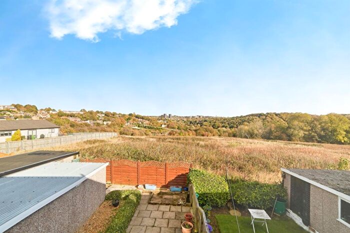 3 Bedroom Semi-Detached House For Sale In Kent Close, Pudsey, LS28