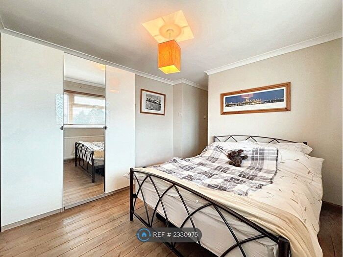 3 Bedroom Semi-Detached House To Rent In Rogers Close, Clutton, Bristol, BS39