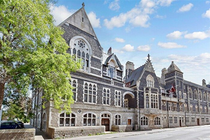 2 Bedroom Flat For Sale In Ladywell, Dover, Kent, CT16