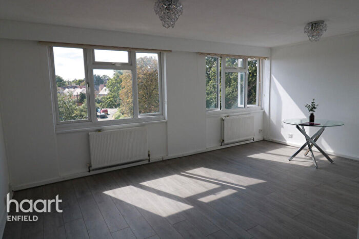 2 Bedroom Apartment To Rent In Holtwhites Hill, Enfield, EN2