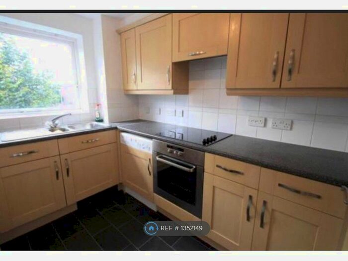 2 Bedroom Flat To Rent In Kingfisher Heights, Grays, RM17