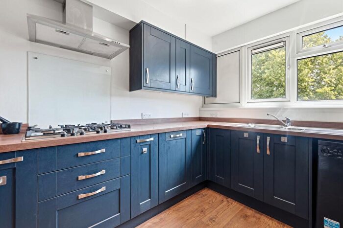 2 Bedroom Flat For Sale In Beaumont Road, Ayerst Court, Leyton, E10