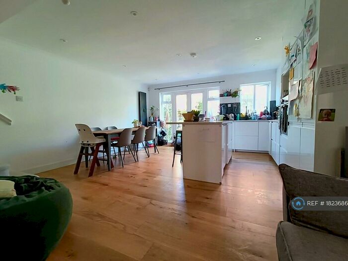 3 Bedroom Semi-Detached House To Rent In Osier Crescent, London, N10
