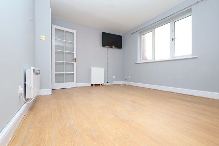 1 Bedroom Flat To Rent In Linnet Close, Edmonton, N9