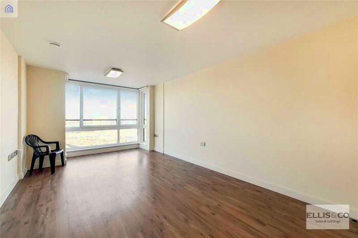 2 Bedroom Flat To Rent In The Green, Southall UB2