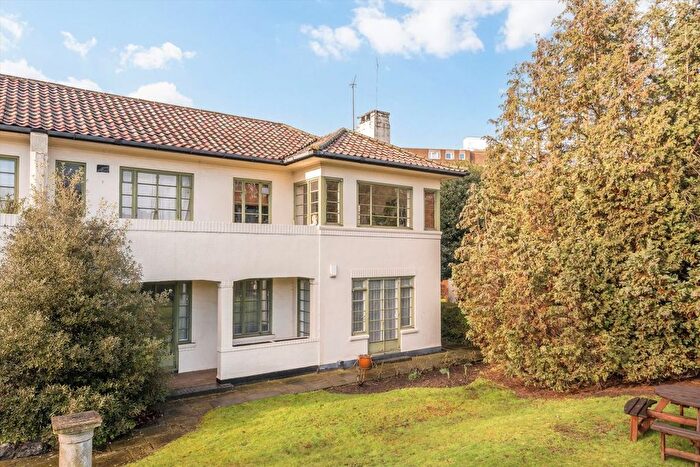 3 Bedroom Flat For Sale In Colebrook Close, Putney, SW15