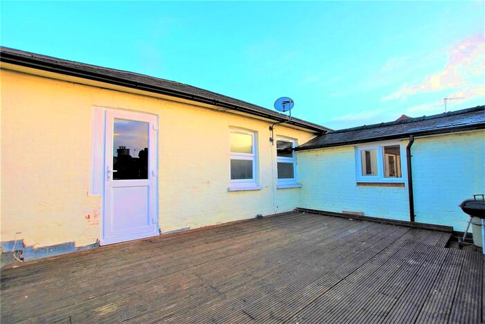 3 Bedroom Flat To Rent In Stoke Road, Guildford, Surrey, GU1