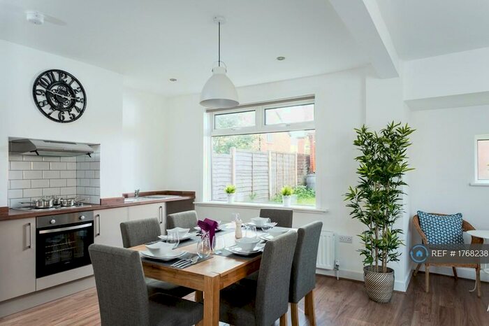 4 Bedroom Semi-Detached House To Rent In Kirkstall Avenue, Leeds, LS5