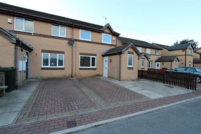 3 Bedroom Town House To Rent In Bell House Avenue, Bradford, BD4