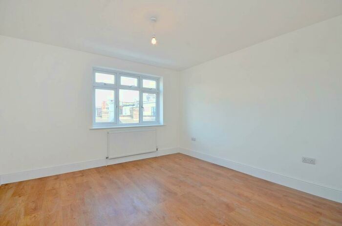 2 Bedroom Flat To Rent In High Road, Wood Green, London, N22