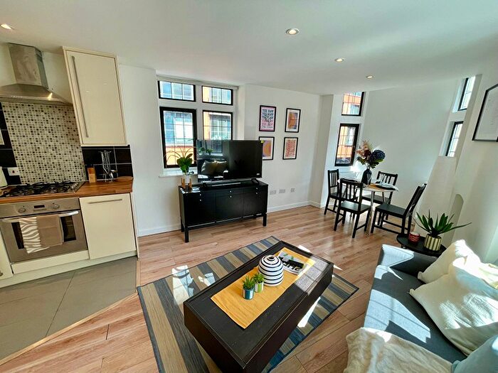 3 Bedroom Flat To Rent In Praed Street, West End, Hyde Park, Paddington, Edgware Road, London, W2