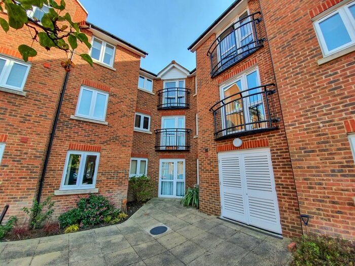 1 Bedroom Flat To Rent In St. Agnes Road, East Grinstead, RH19