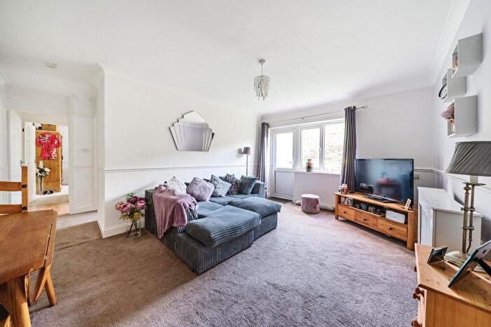 2 Bedroom Flat For Sale In Cavendish Close, Taplow, SL6