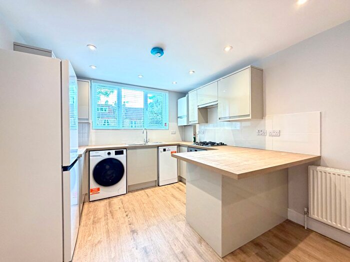 3 Bedroom Flat To Rent In Station Road, London, N3