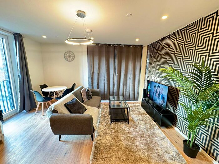 2 Bedroom Flat To Rent In Curlew House, Hawser Lane, London, E14