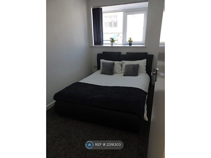 1 Bedroom Flat To Rent In Commercial House, Bradford, BD8