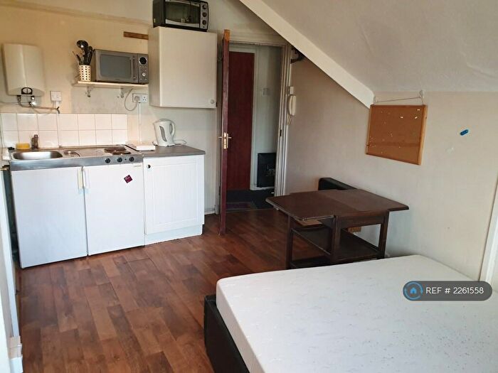 Studio To Rent In Finchley Lane, London, NW4