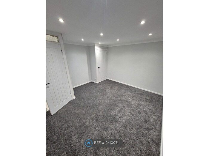 2 Bedroom Flat To Rent In Carron Place, Glasgow, G22