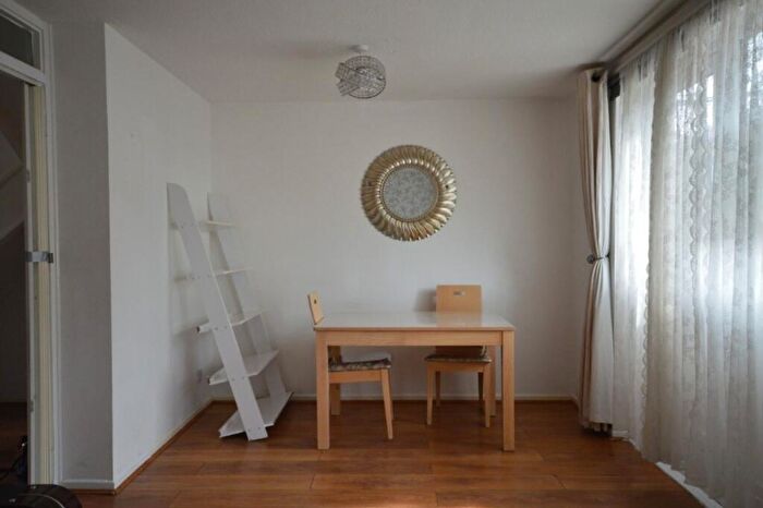 3 Bedroom Maisonette To Rent In Lipton Road, London, E1