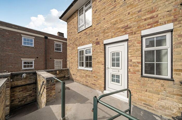 3 Bedroom Maisonette For Sale In Portsmouth Road, Cobham, Surrey, KT11