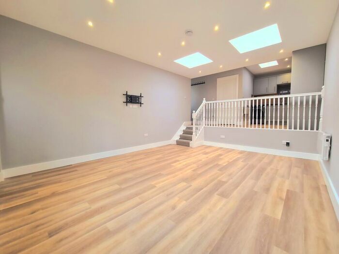 1 Bedroom Flat To Rent In Station Approach, Hayes, BR2